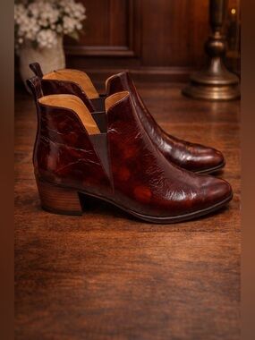 Tamara London leather ankle booties size 41